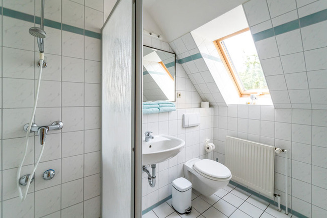 Bad mit Dusche/WC